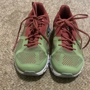 ON Cloud flow running sneaker. Great used condition. Size 8.